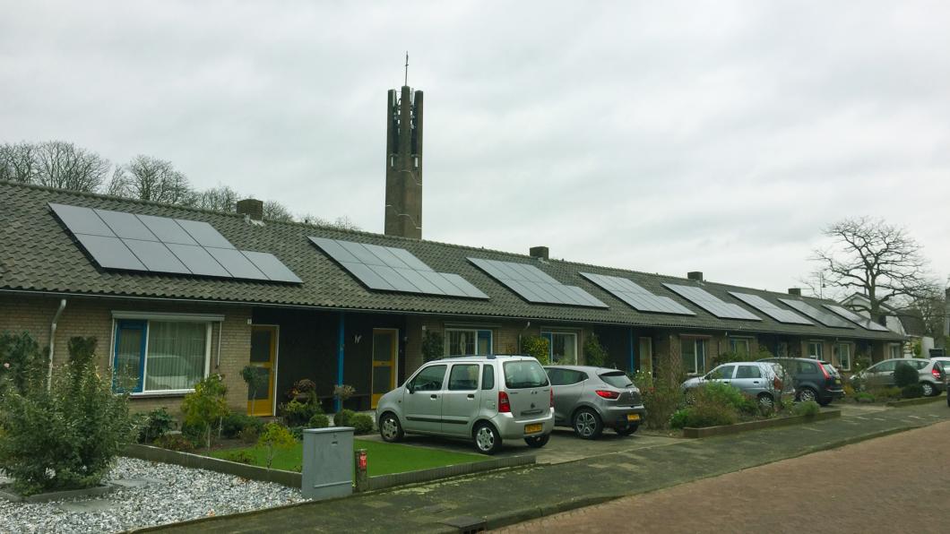 Huurhuizen met zonnepanelen en geisoleerd, straat in Uden.