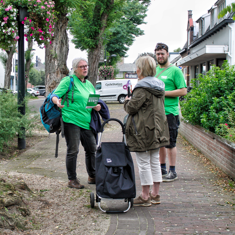 Groen Links in gesprek met inwoner op straat.