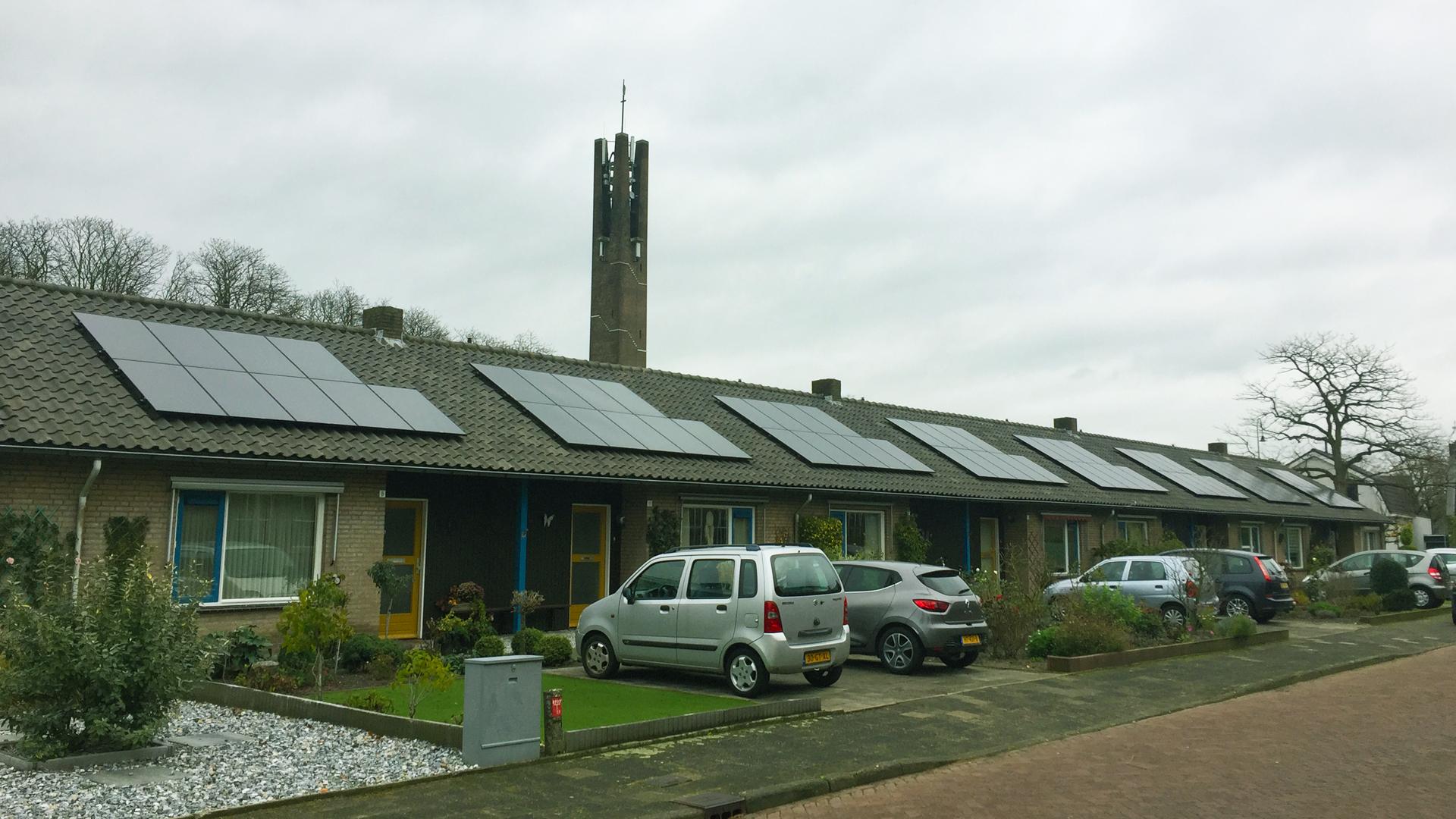 Huurhuizen met zonnepanelen en geisoleerd, straat in Uden.