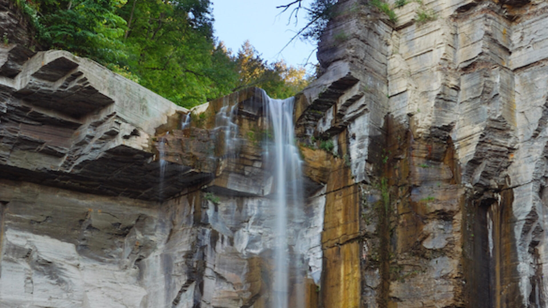 Een waterval bij een ravijn.